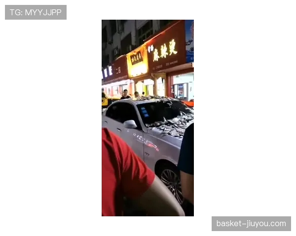 季丽萍豪车门口拎着自带饭盒那一幕笑死我了