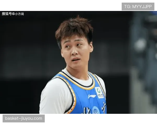 赵睿今晚又开豪车回家了，连路边小摊都不带看一眼！